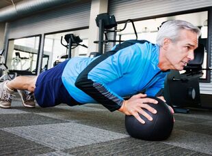 Gücü normalleştirmek için 50 yaşındaki bir erkeğin fiziksel aktivitesi