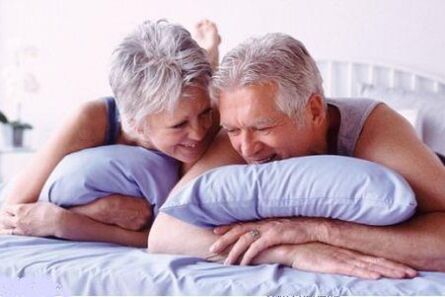 yatakta yaşlı çift