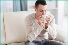 Erektil disfonksiyonu tedavi etmek isteyen bir adam naneli çay içer. 